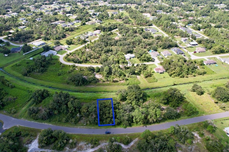Terreno con vegetación junto a un camino en North Port, Florida