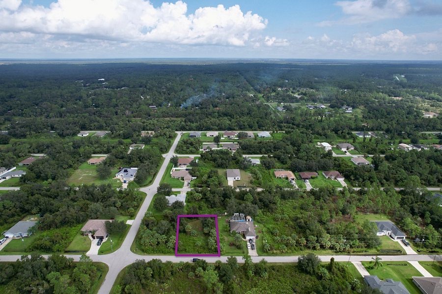 Vista aérea de un barrio residencial de North Port, Florida, con un terreno marcado de forma referencial