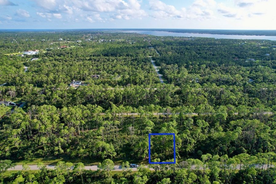 Vista aérea de calles y casas en Port Charlotte, Florida, con un lote marcado con un rectángulo azul